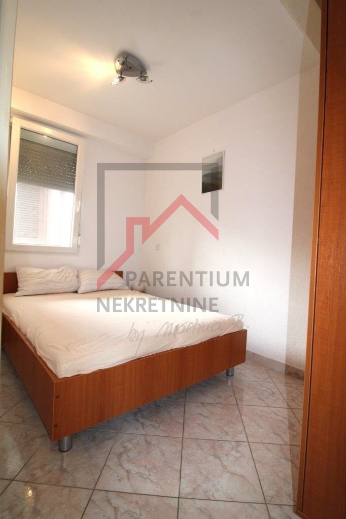 Appartamento con 3 camere da letto e due bagni nel porto di Červar, a 150 metri dal mare.