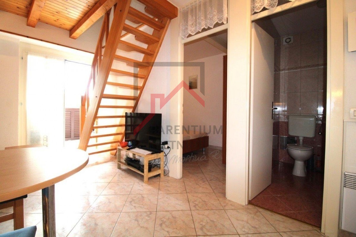 Appartamento con 3 camere da letto e due bagni nel porto di Červar, a 150 metri dal mare.