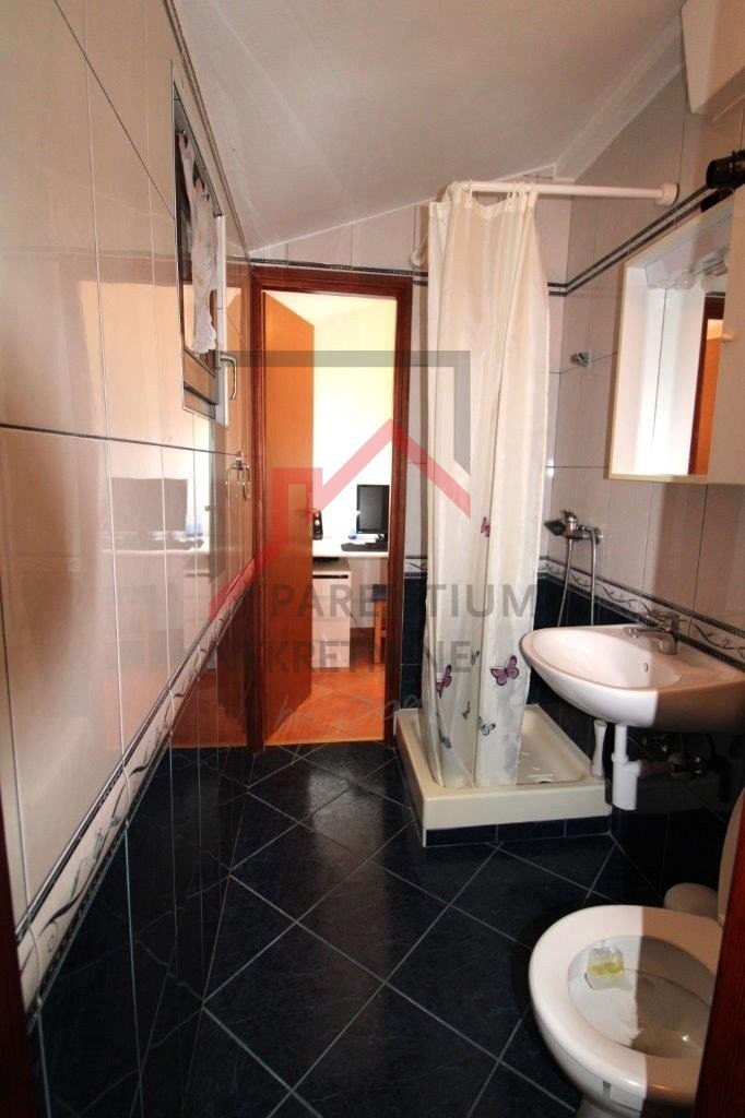 Appartamento con 3 camere da letto e due bagni nel porto di Červar, a 150 metri dal mare.