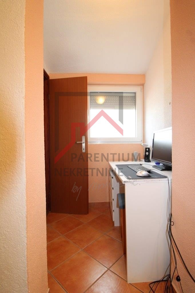 Appartamento con 3 camere da letto e due bagni nel porto di Červar, a 150 metri dal mare.