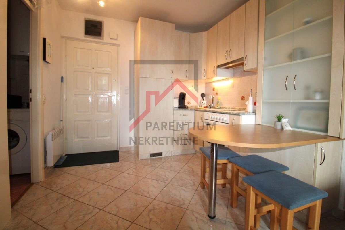 Appartamento con 3 camere da letto e due bagni nel porto di Červar, a 150 metri dal mare.