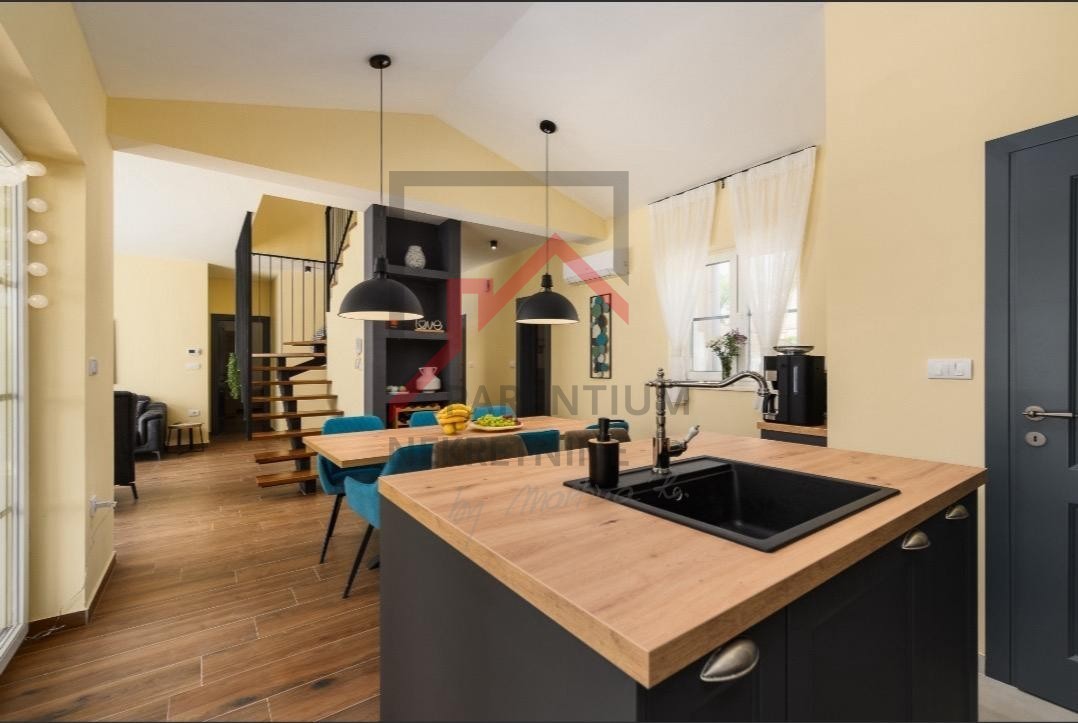 Rovigno, dintorni, casa di nuova costruzione con monolocale