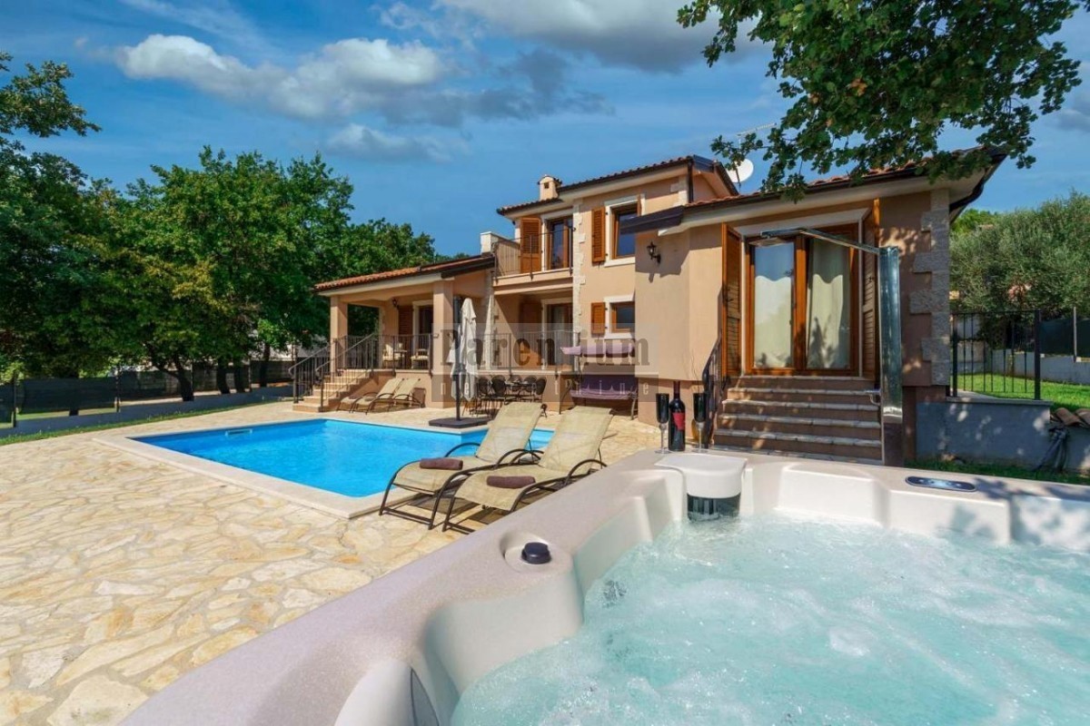 Bella casa in un villaggio tranquillo