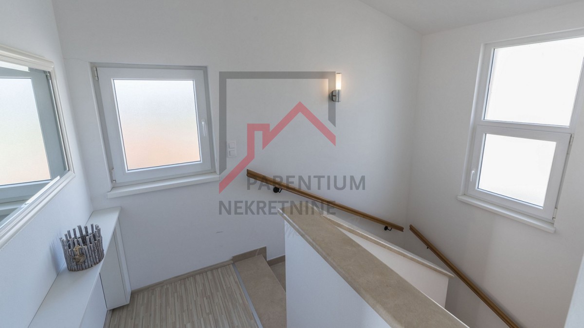 Zona Parenzo, casa indipendente con 4 camere da letto e piscina