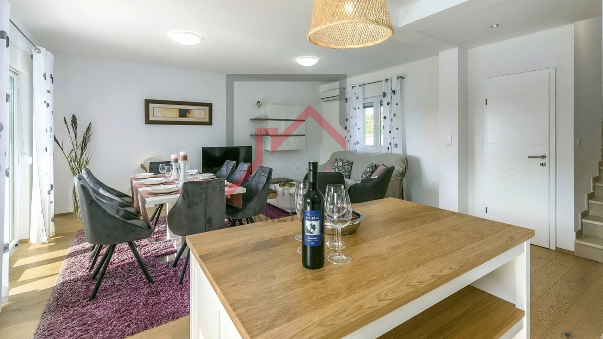 Zona Parenzo, casa indipendente con 4 camere da letto e piscina
