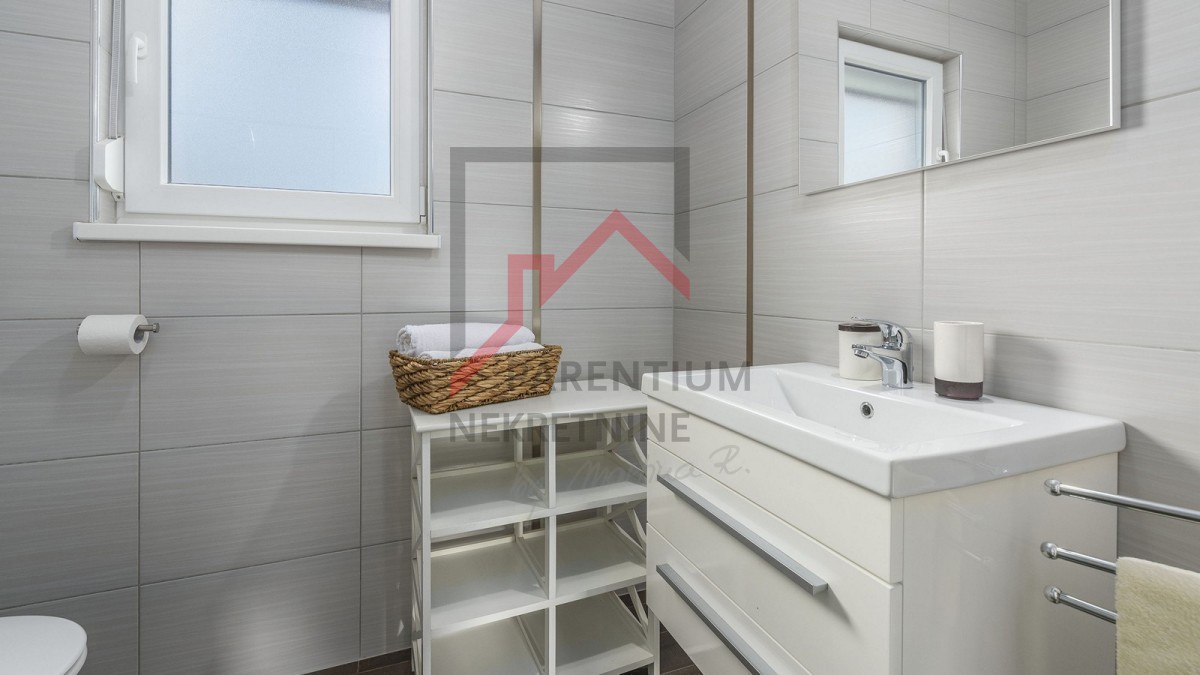 Zona Parenzo, casa indipendente con 4 camere da letto e piscina