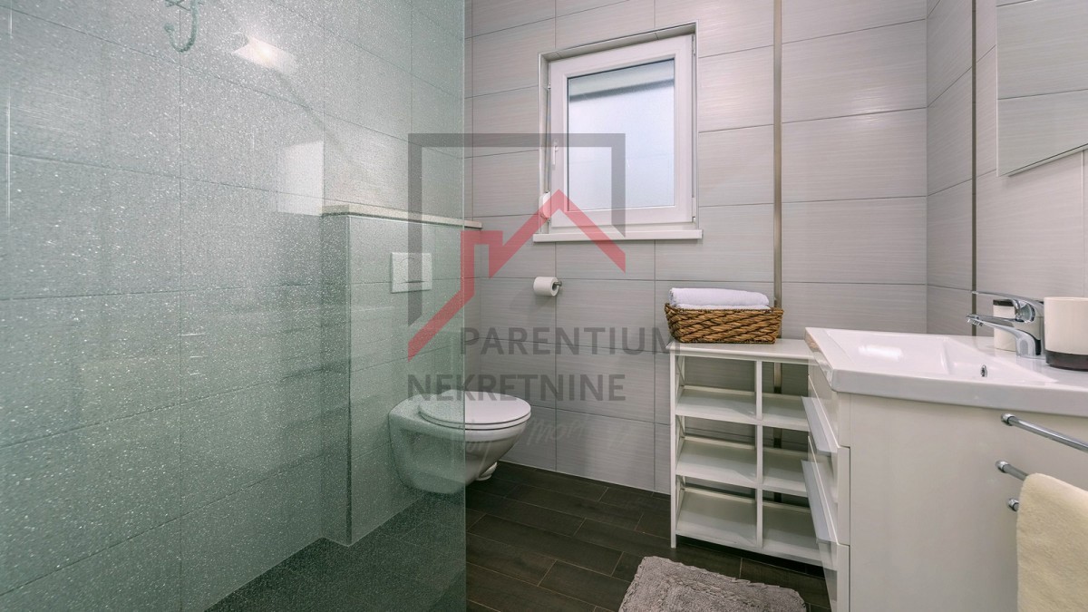Zona Parenzo, casa indipendente con 4 camere da letto e piscina