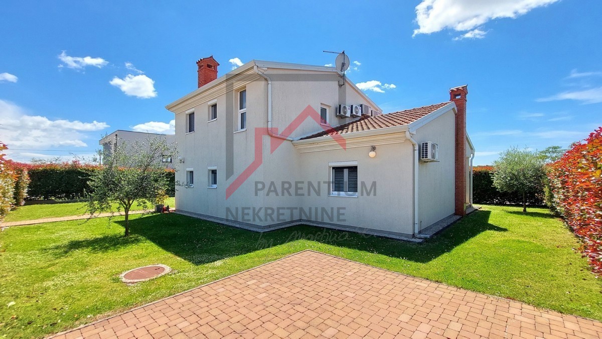 Zona Parenzo, casa indipendente con 4 camere da letto e piscina