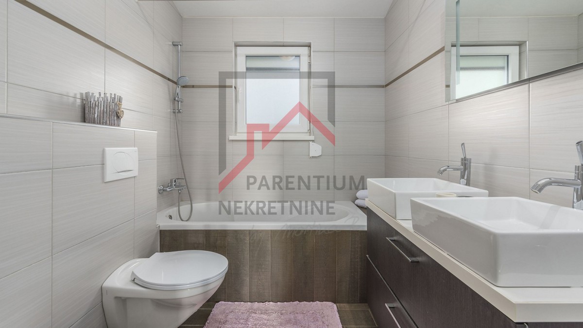 Zona Parenzo, casa indipendente con 4 camere da letto e piscina