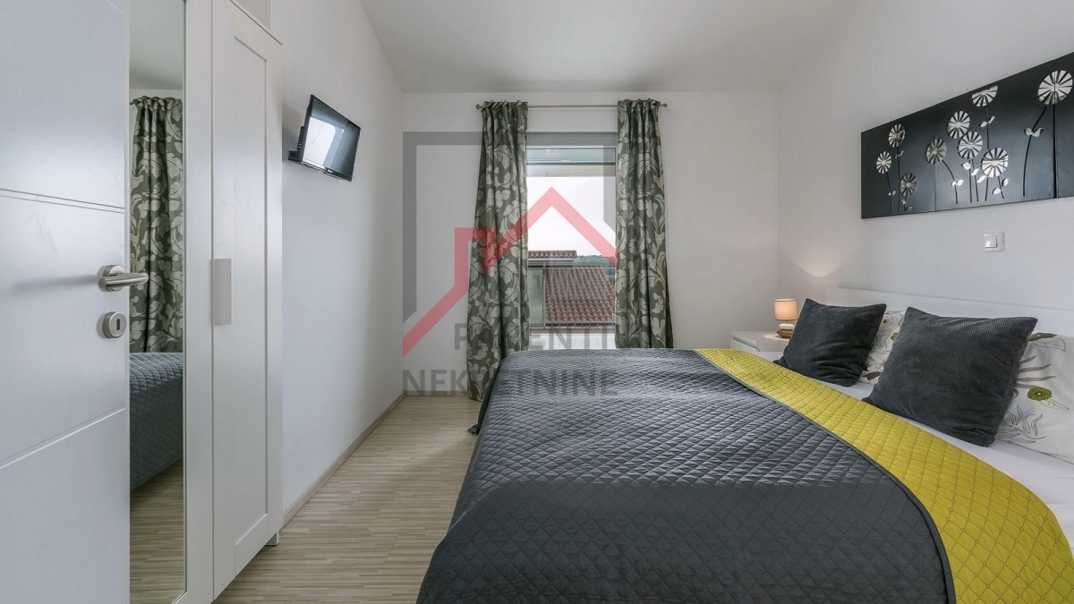 Zona Parenzo, casa indipendente con 4 camere da letto e piscina