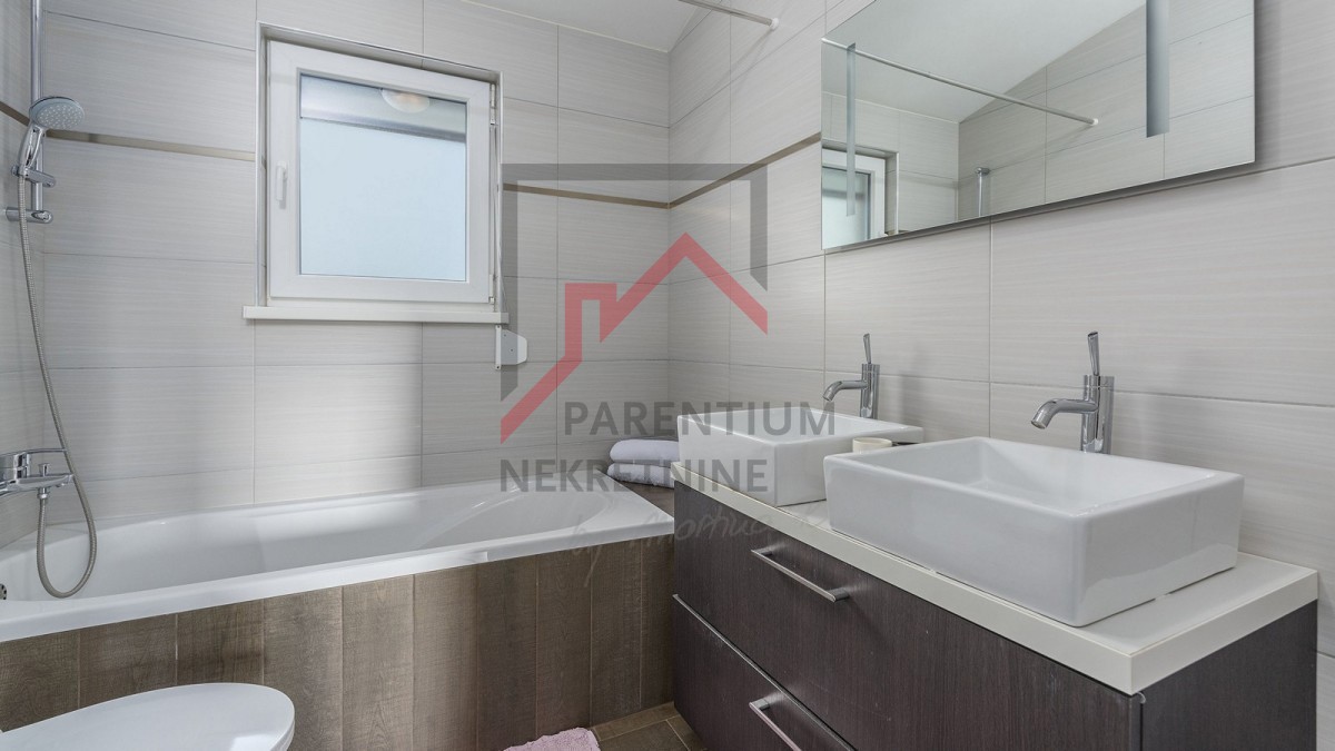 Zona Parenzo, casa indipendente con 4 camere da letto e piscina
