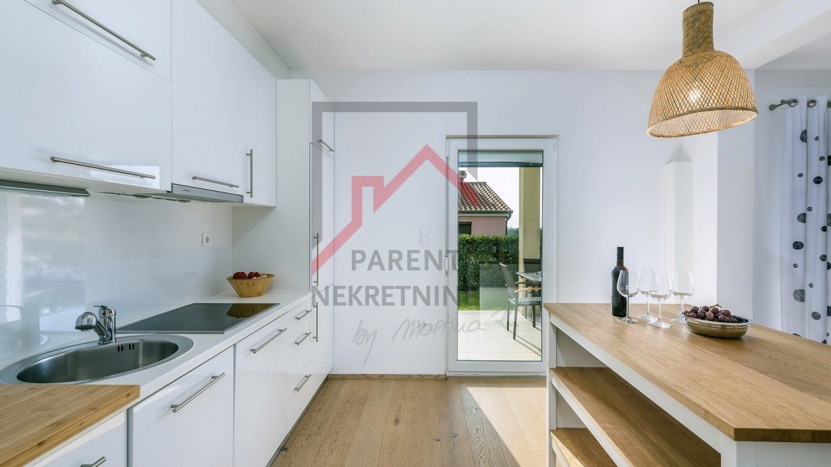 Zona Parenzo, casa indipendente con 4 camere da letto e piscina
