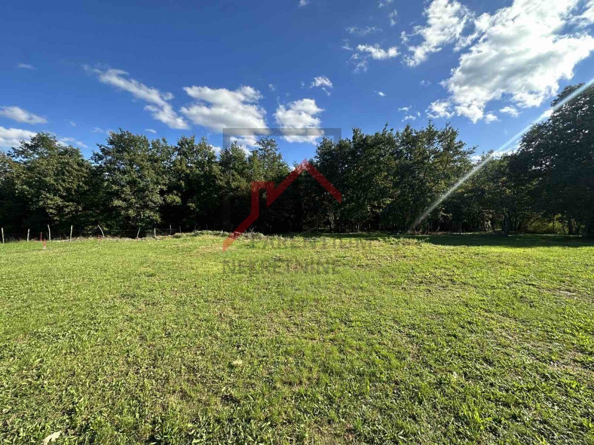 Terreno edificabile in posizione tranquilla ai margini del paese