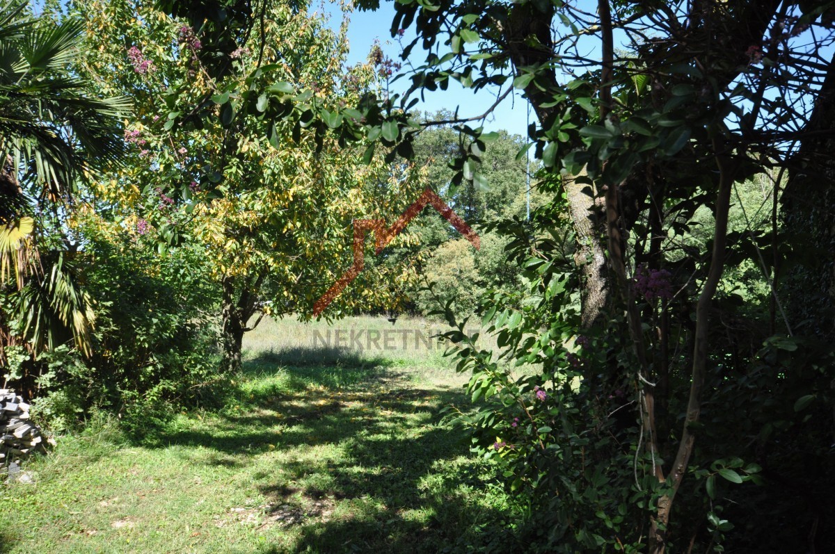 Casa indipendente con ampio giardino e terreno edificabile