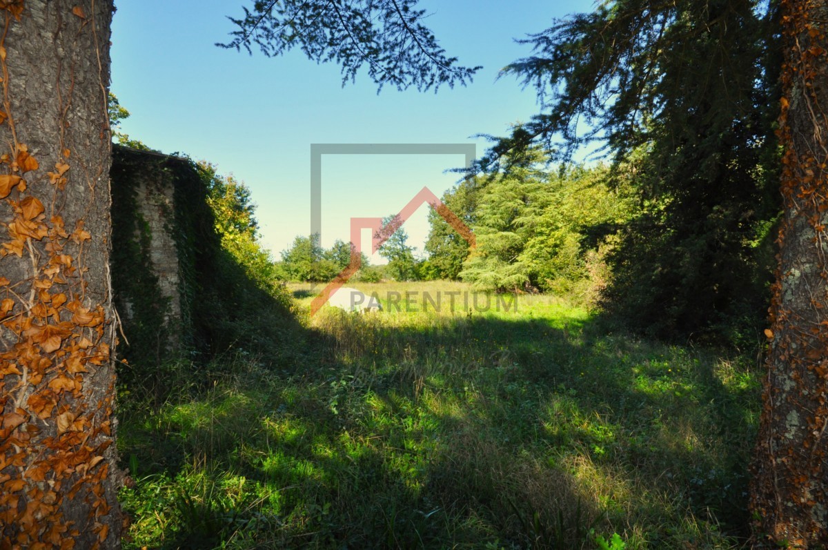 Casa indipendente con ampio giardino e terreno edificabile