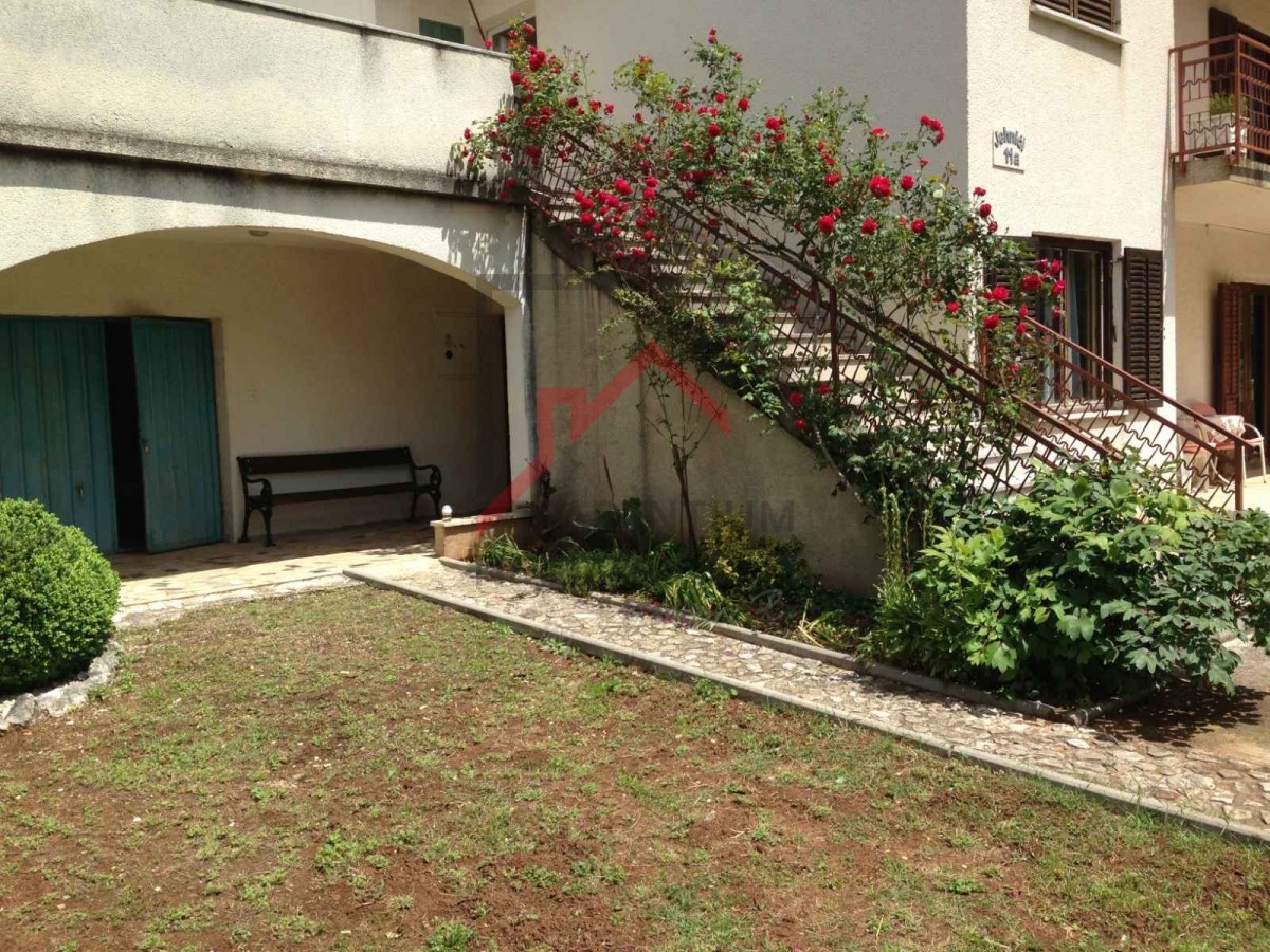 Casa indipendente con ampio giardino e terreno edificabile