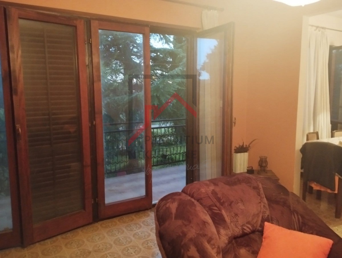 Casa indipendente con ampio giardino e terreno edificabile