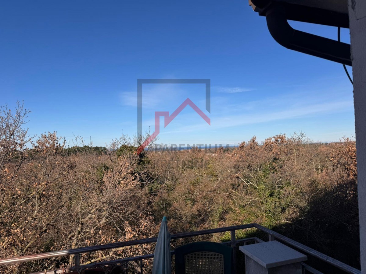 Appartamento con due camere da letto e due terrazze vicino alla città di Parenzo