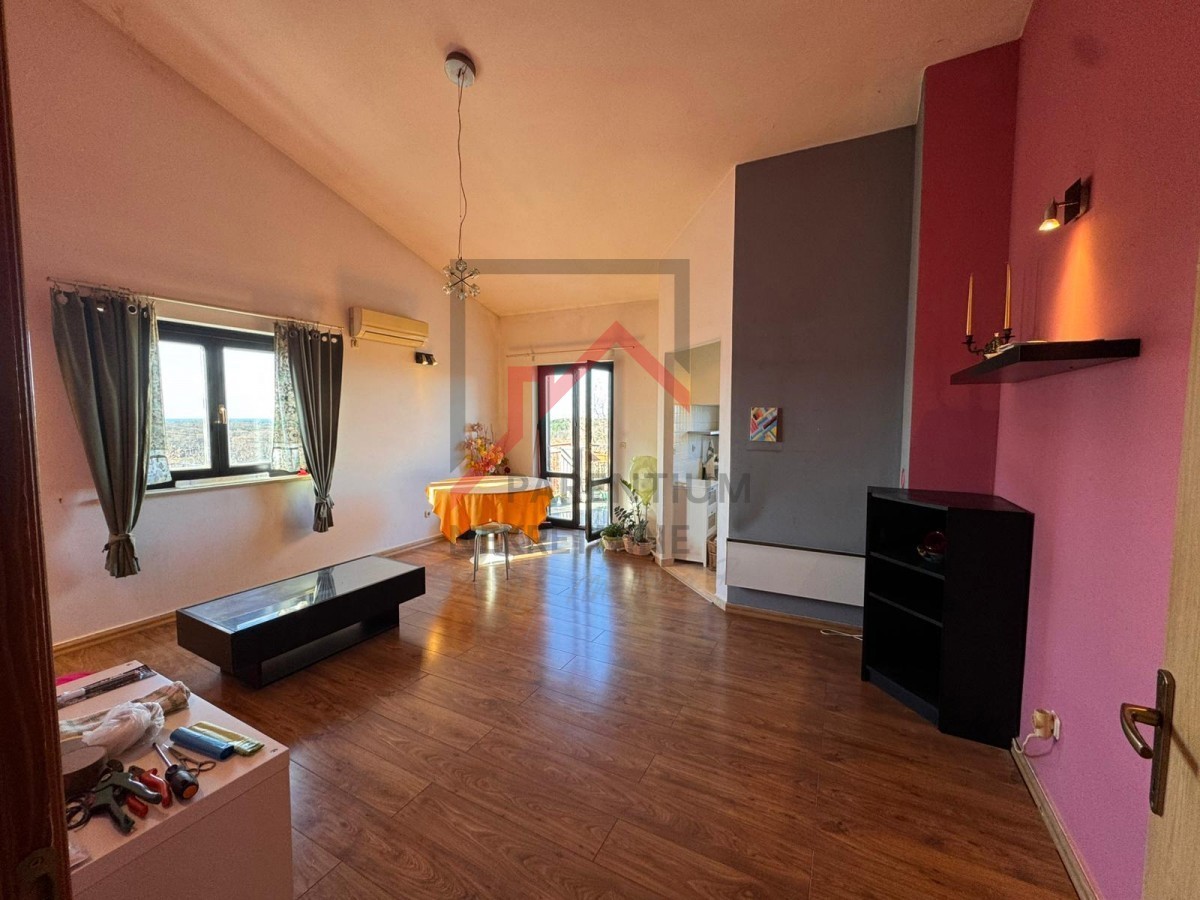 Appartamento con due camere da letto e due terrazze vicino alla città di Parenzo