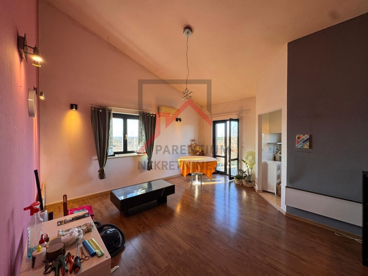 Appartamento con due camere da letto e due terrazze vicino alla città di Parenzo