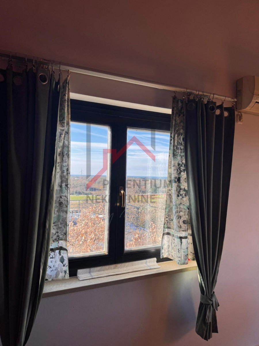 Appartamento con due camere da letto e due terrazze vicino alla città di Parenzo