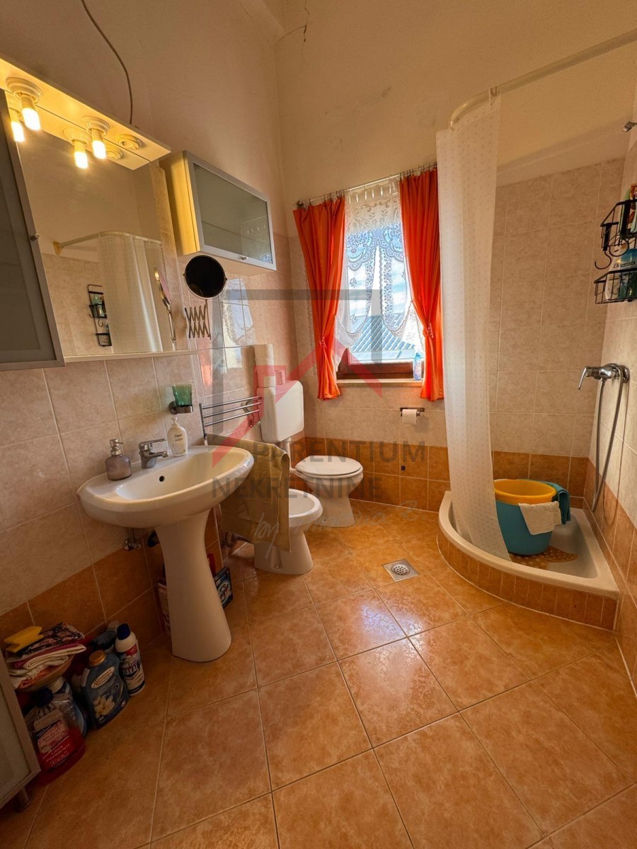 Appartamento con due camere da letto e due terrazze vicino alla città di Parenzo