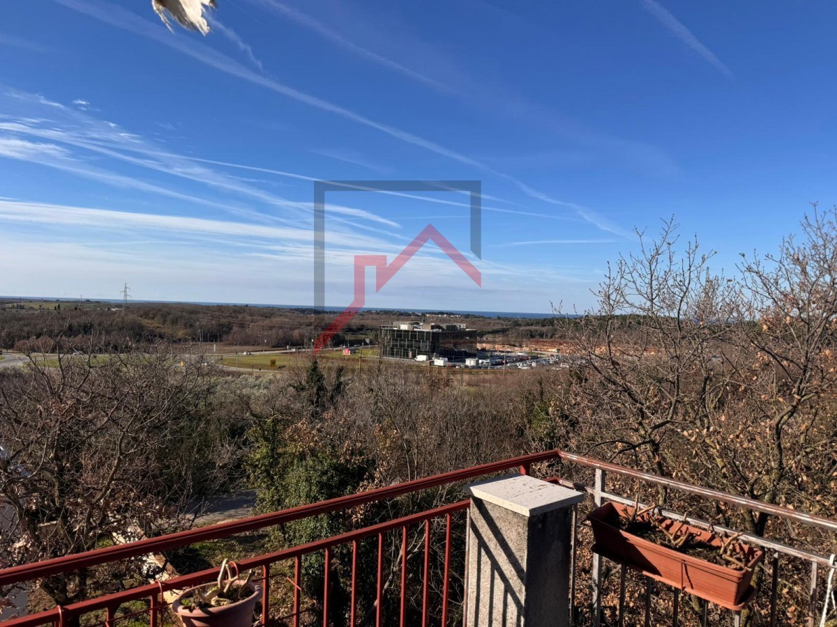 Appartamento con due camere da letto e due terrazze vicino alla città di Parenzo