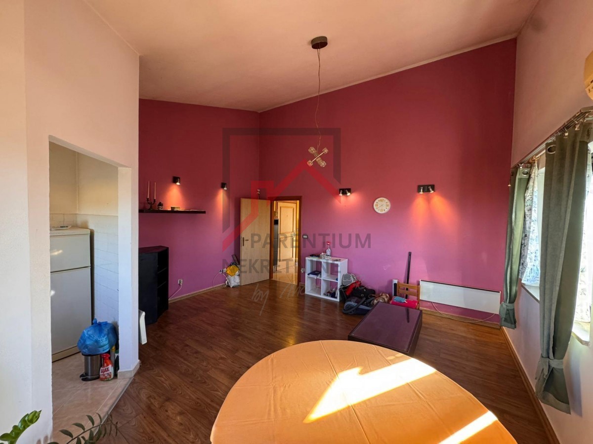 Appartamento con due camere da letto e due terrazze vicino alla città di Parenzo