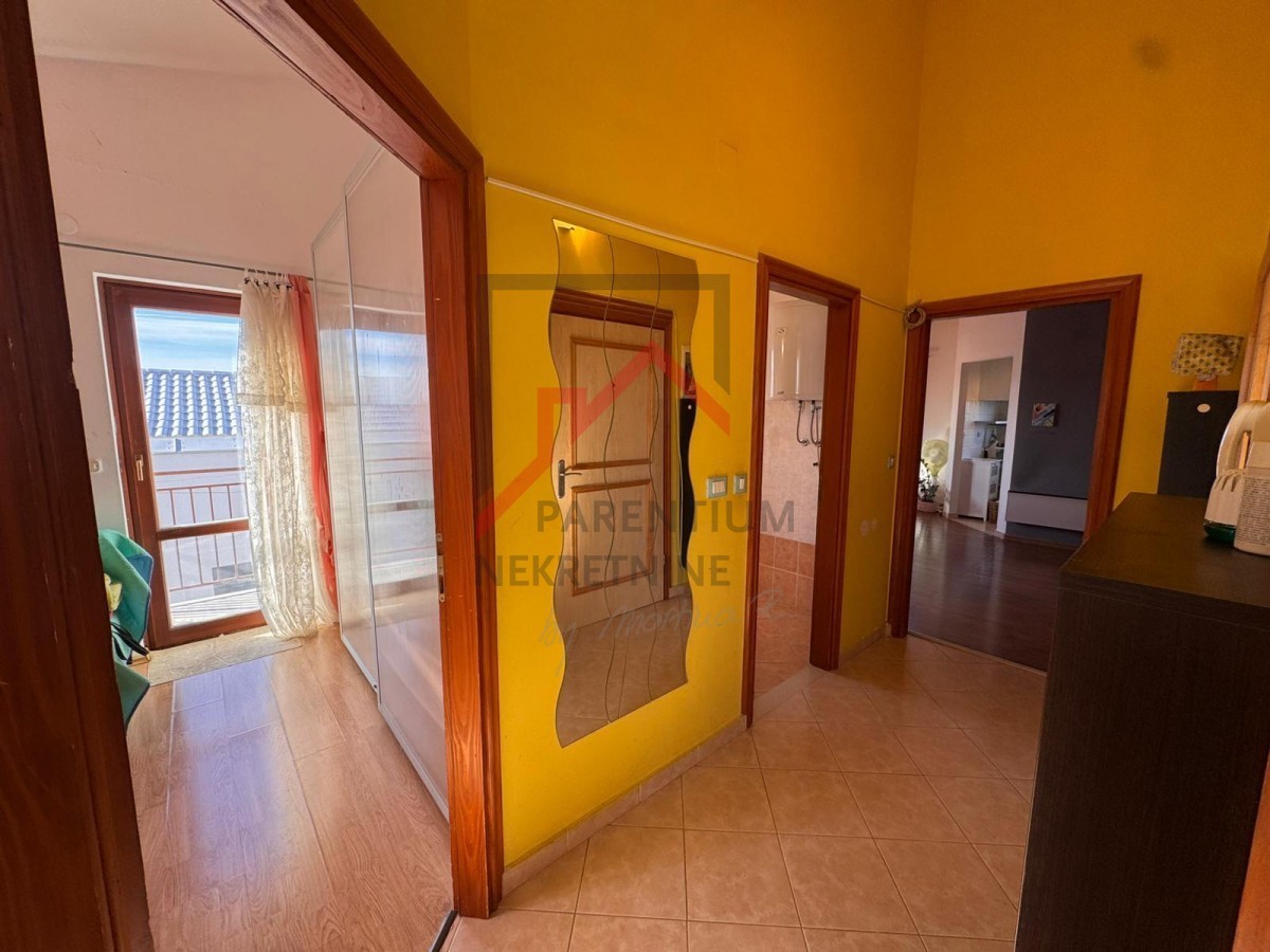 Appartamento con due camere da letto e due terrazze vicino alla città di Parenzo