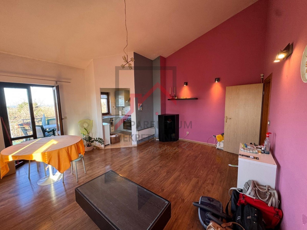 Appartamento con due camere da letto e due terrazze vicino alla città di Parenzo