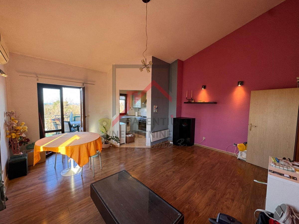 Appartamento con due camere da letto e due terrazze vicino alla città di Parenzo