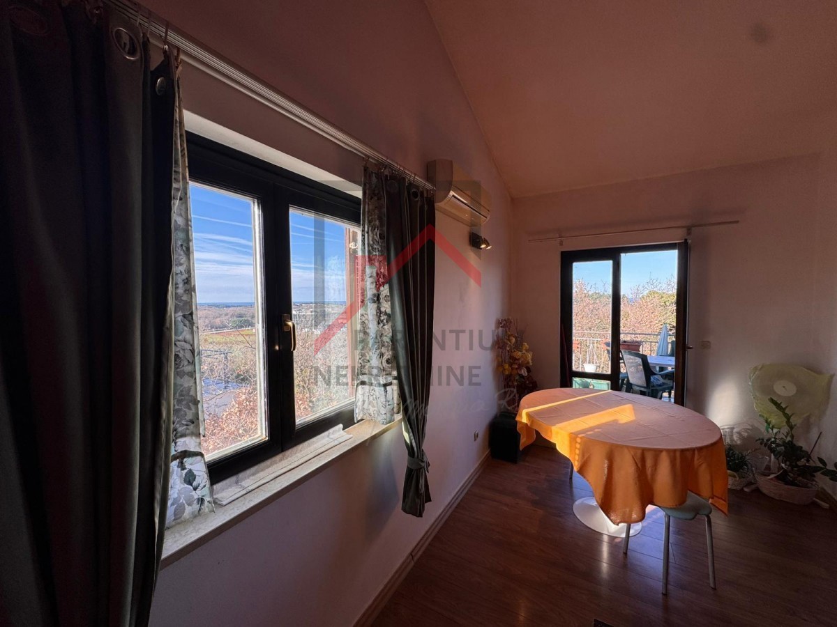 Appartamento con due camere da letto e due terrazze vicino alla città di Parenzo