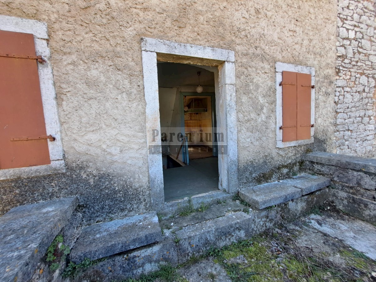 Vecchia casa in pietra da ristrutturare