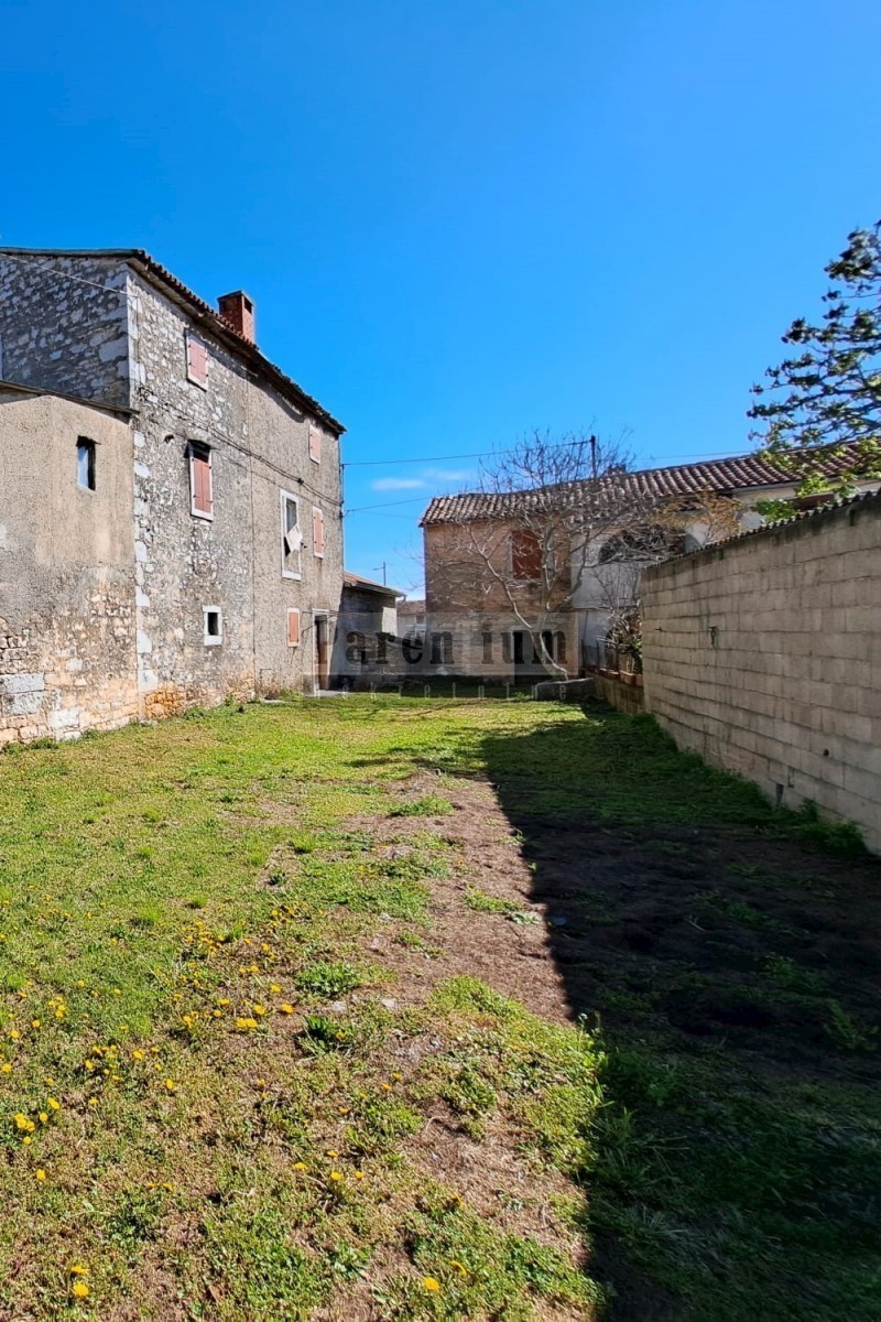 Vecchia casa in pietra da ristrutturare