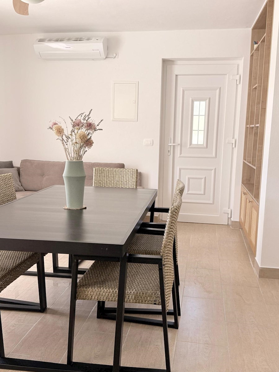 Appartamento con ampia terrazza in villa urbana con piscina – a soli 5 minuti dal mare e dal centro