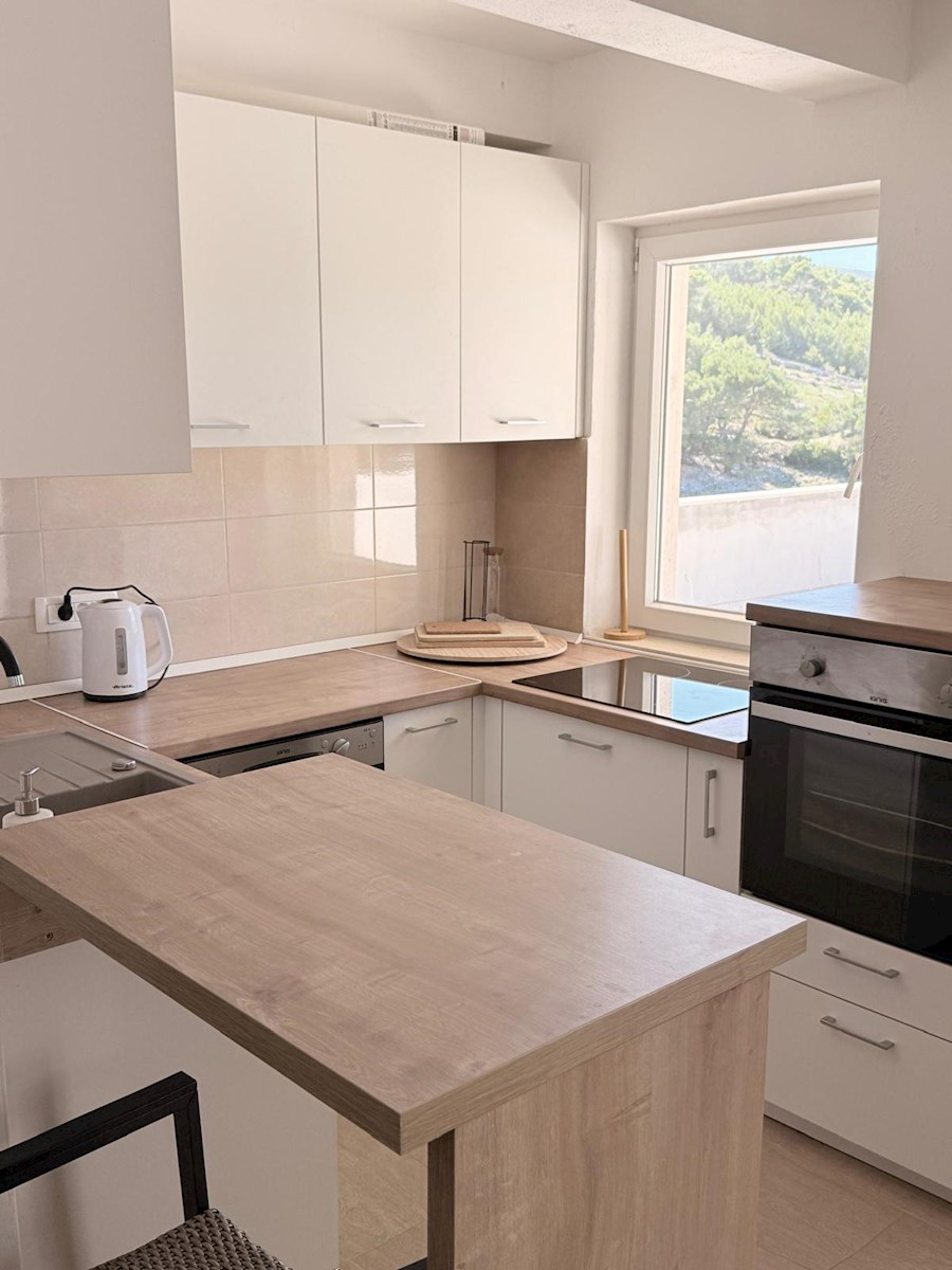 Appartamento con ampia terrazza in villa urbana con piscina – a soli 5 minuti dal mare e dal centro