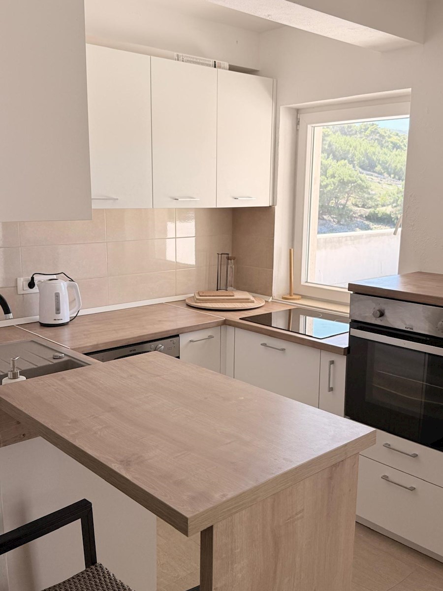 Appartamento con ampia terrazza in villa urbana con piscina – a soli 5 minuti dal mare e dal centro