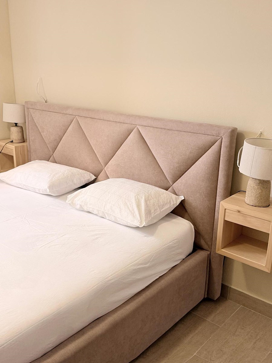 Appartamento con ampia terrazza in villa urbana con piscina – a soli 5 minuti dal mare e dal centro