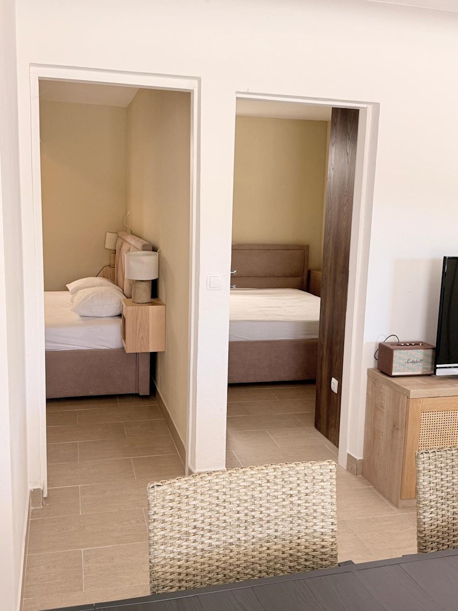 Appartamento con ampia terrazza in villa urbana con piscina – a soli 5 minuti dal mare e dal centro