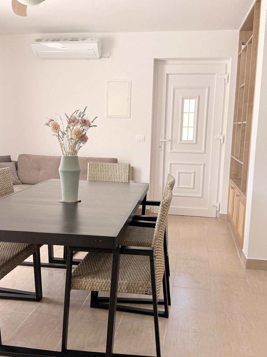 Appartamento con ampia terrazza in villa urbana con piscina – a soli 5 minuti dal mare e dal centro