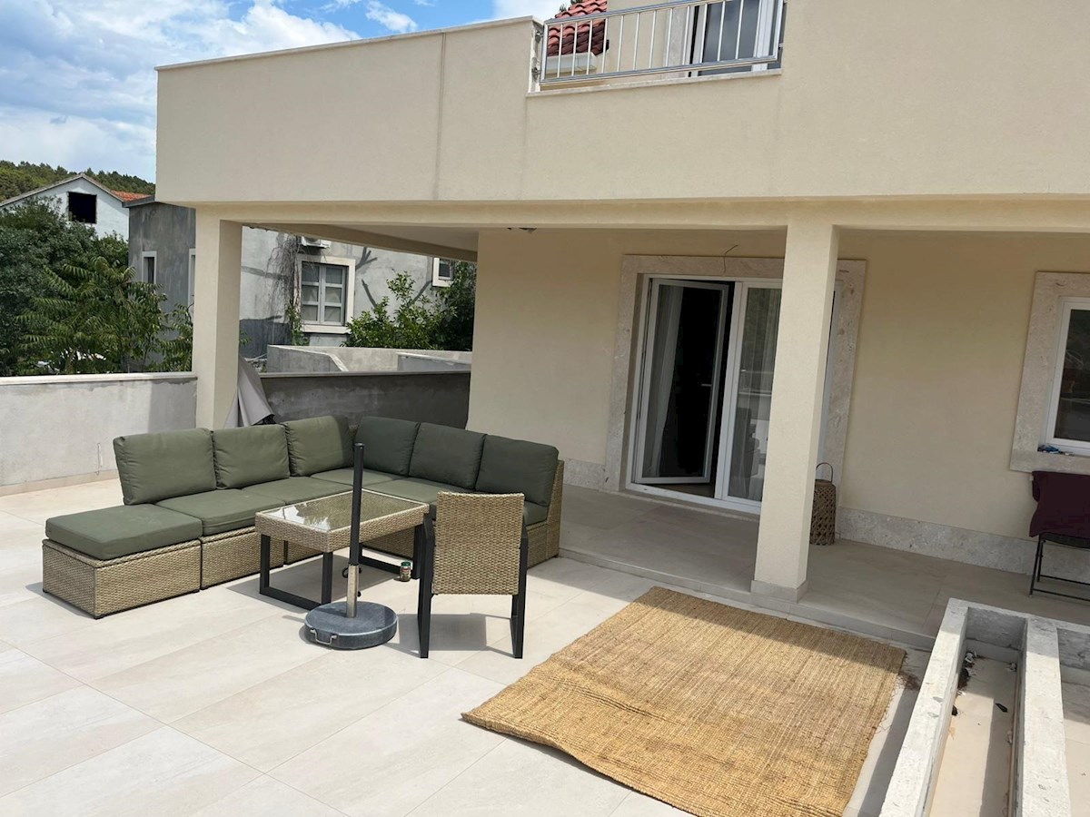 Appartamento con ampia terrazza in villa urbana con piscina – a soli 5 minuti dal mare e dal centro