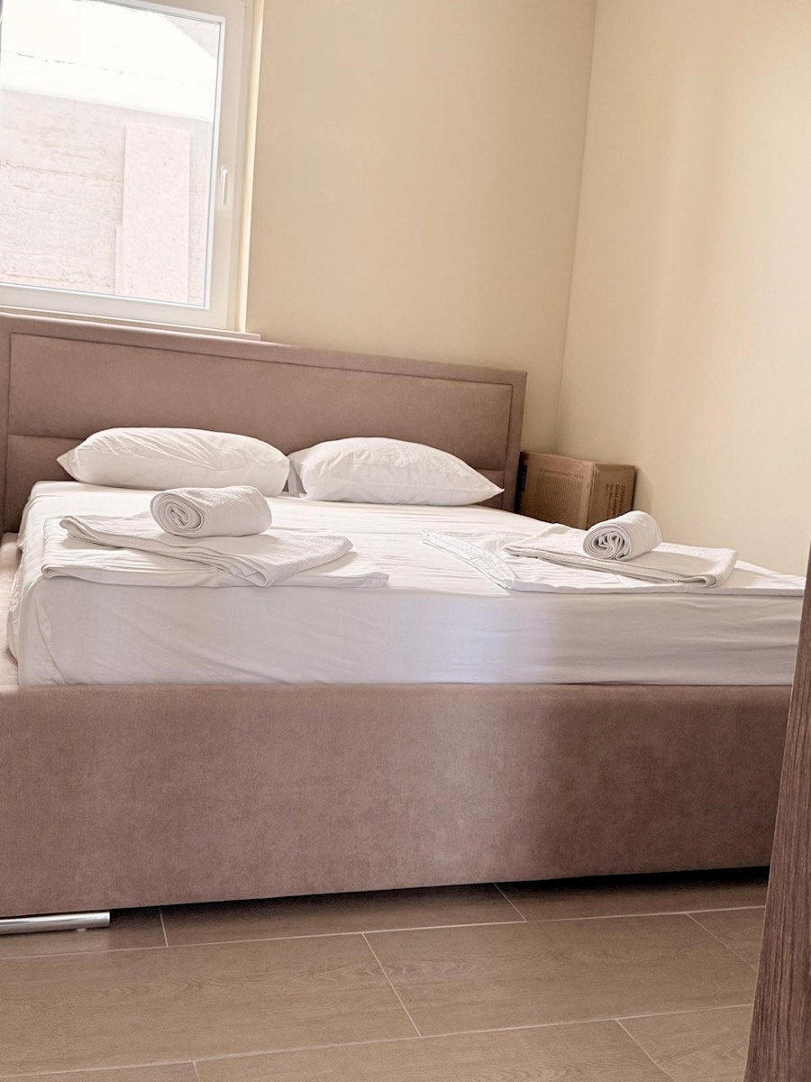 Appartamento con ampia terrazza in villa urbana con piscina – a soli 5 minuti dal mare e dal centro