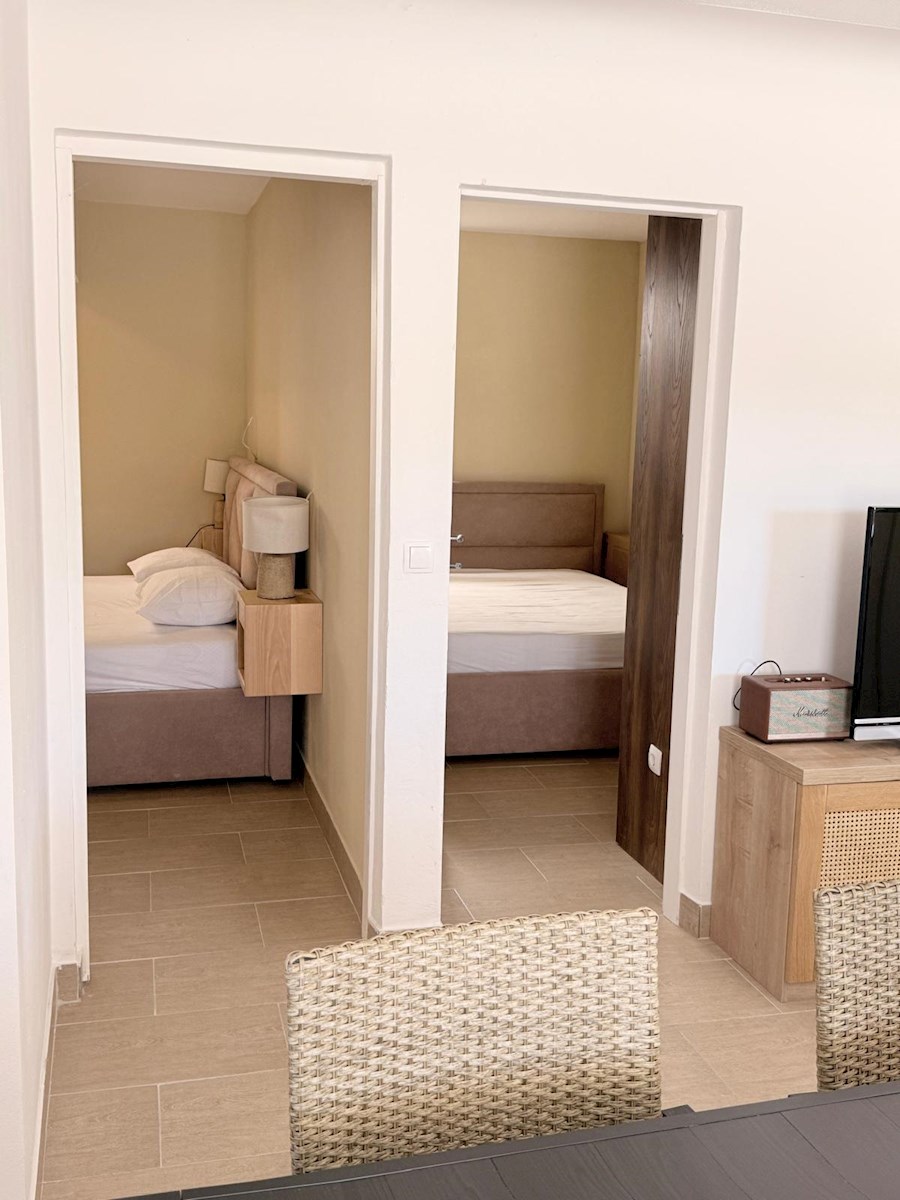 Appartamento con ampia terrazza in villa urbana con piscina – a soli 5 minuti dal mare e dal centro