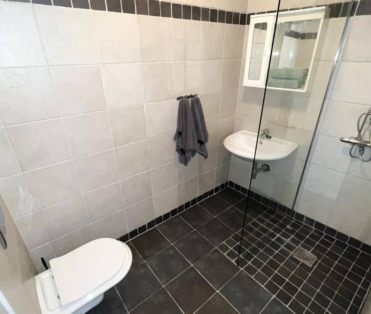 Casa con più appartamenti, giardino e parcheggio nel cuore di Baška Voda