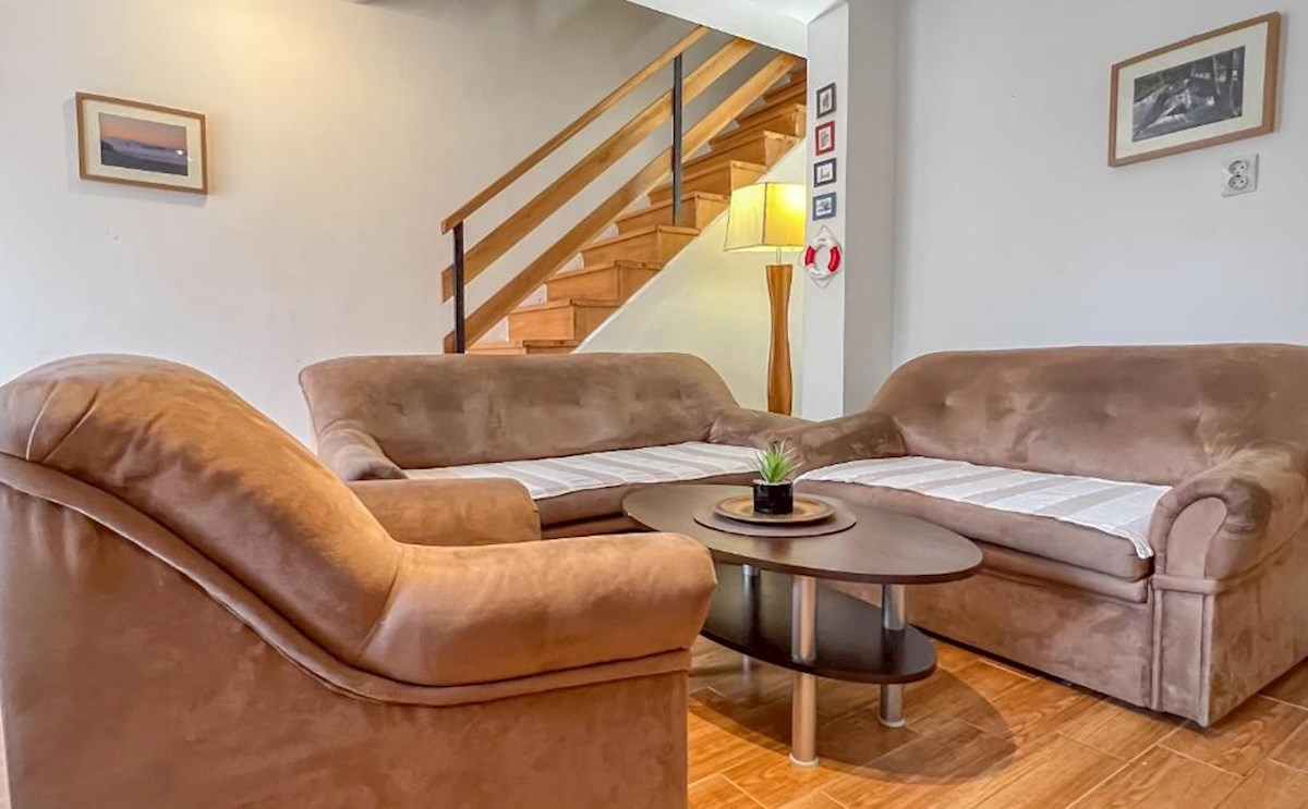 Casa con più appartamenti, giardino e parcheggio nel cuore di Baška Voda