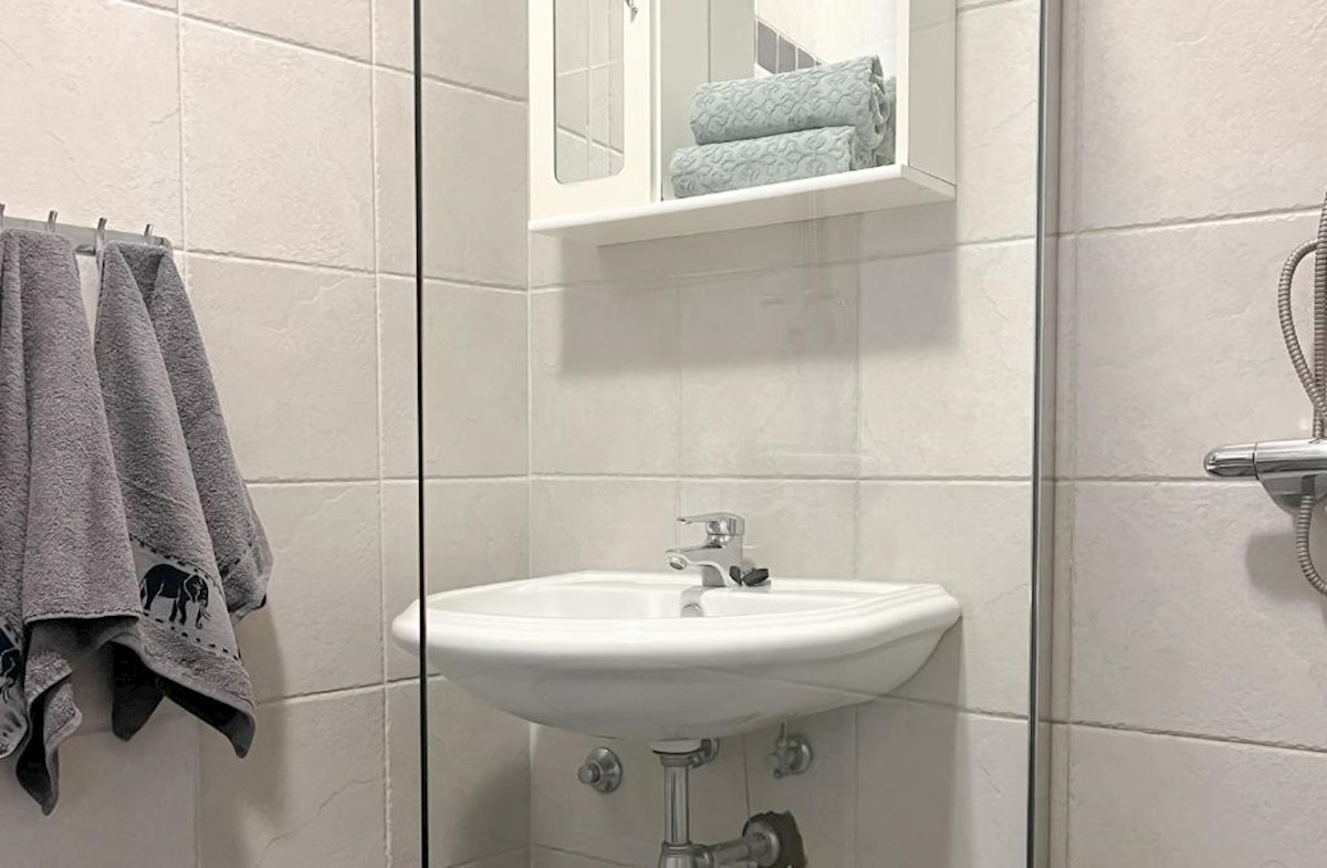 Casa con più appartamenti, giardino e parcheggio nel cuore di Baška Voda