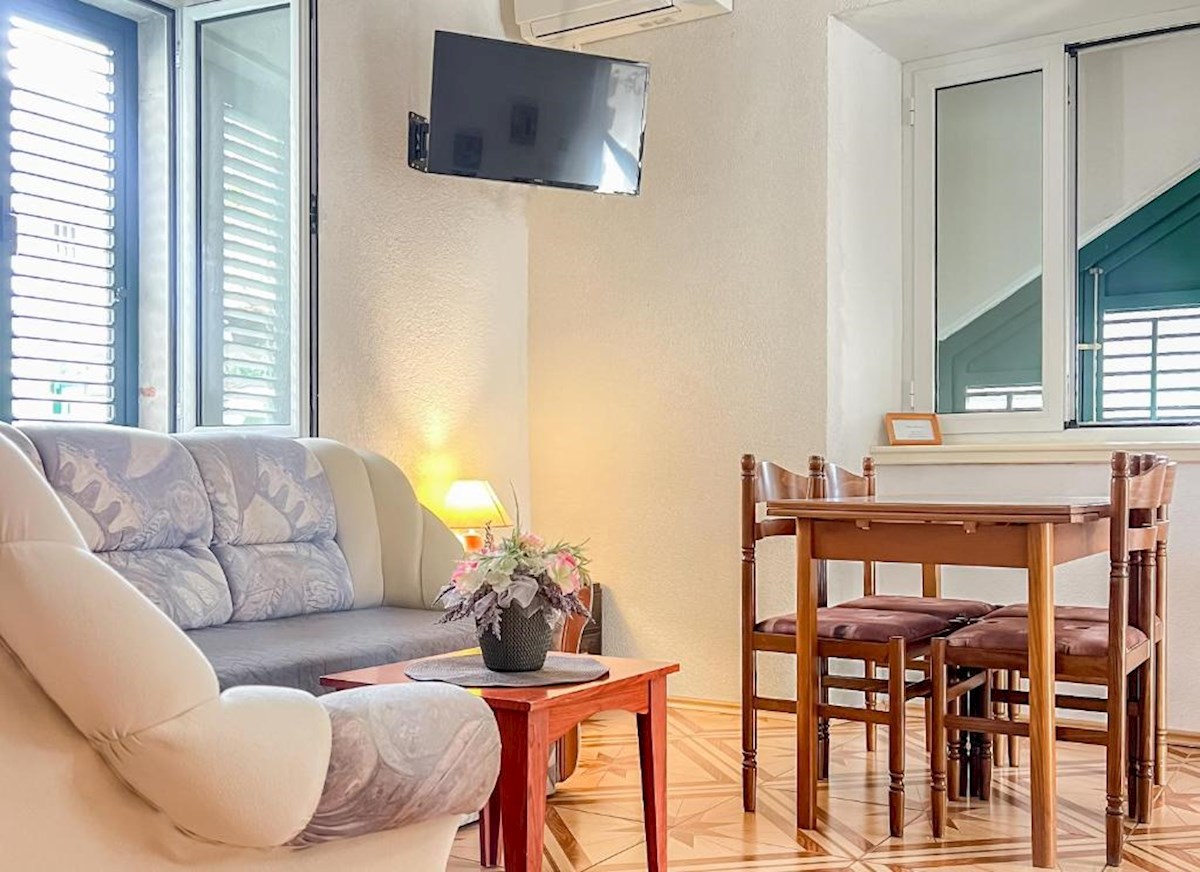 Casa con più appartamenti, giardino e parcheggio nel cuore di Baška Voda