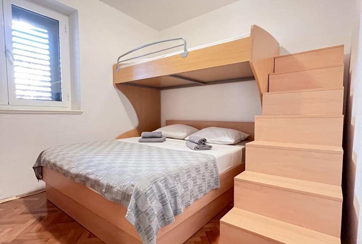 Casa con più appartamenti, giardino e parcheggio nel cuore di Baška Voda