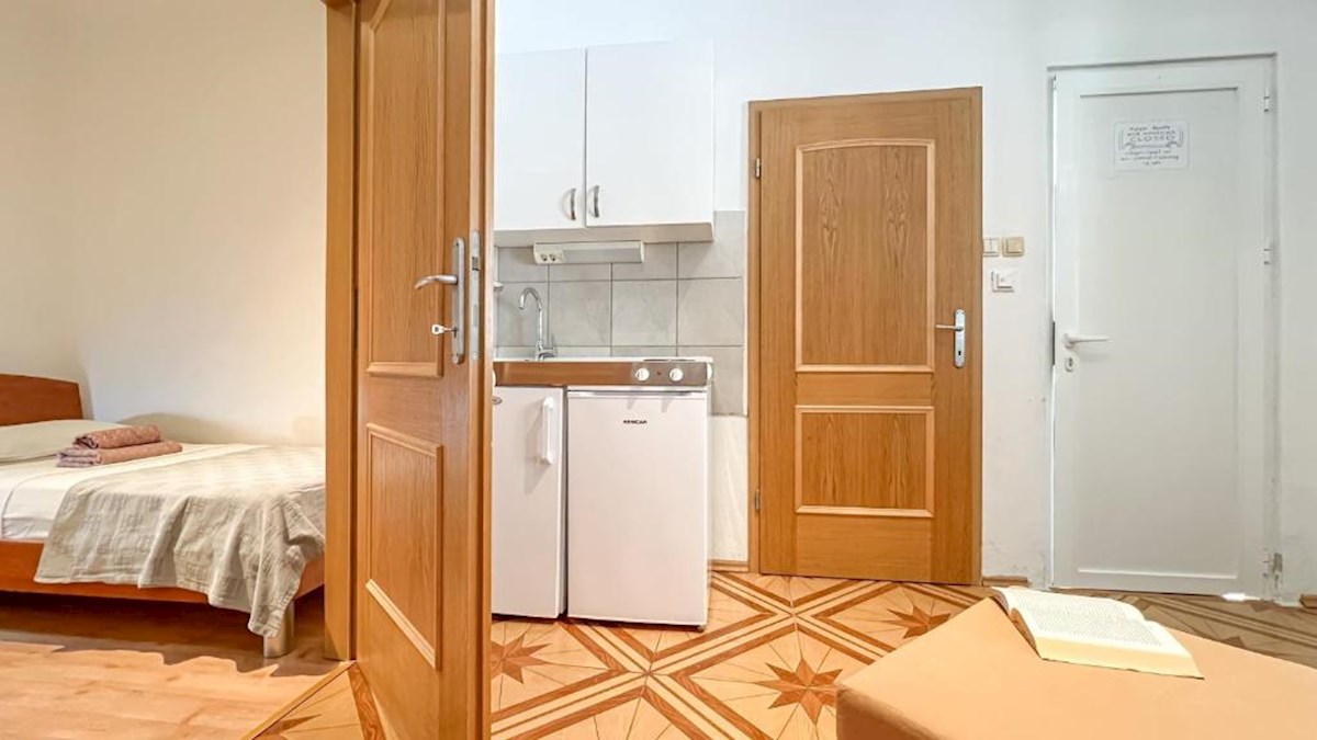 Casa con più appartamenti, giardino e parcheggio nel cuore di Baška Voda