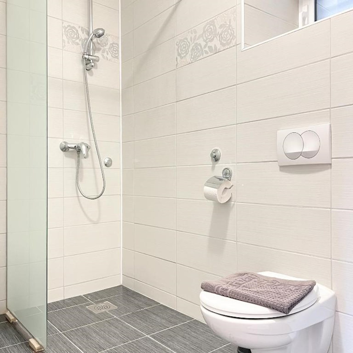 Casa con più appartamenti, giardino e parcheggio nel cuore di Baška Voda